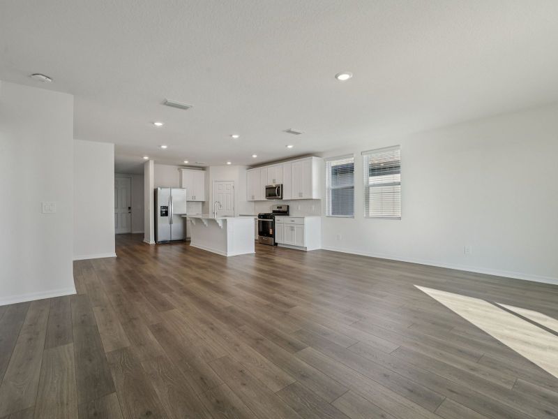Spacious, unfurnished interior of a new home in The Reserve at Twin Lakes, St. Cloud (Image 8).