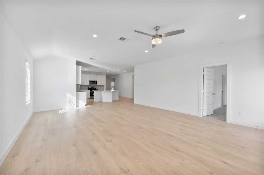 Spacious, unfurnished interior of a new home in Tamarron, Fulshear (Image 35). Spacious, unfurnished interior of a new home in Tamarron, Fulshear (Image 35).