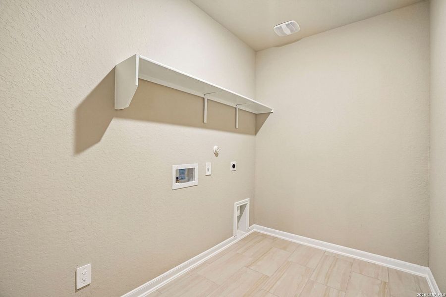 Spacious, unfurnished interior of a new home in Sagebrooke - Premier Series, San Antonio (Image 30).