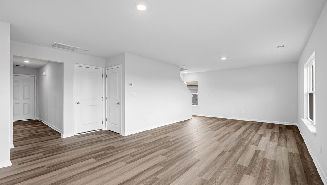 Spacious, unfurnished interior of a new home in Cedar Gap, Fountain Inn (Image 18).