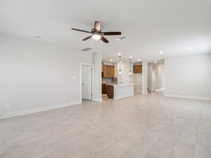 Spacious, unfurnished interior of a new home in Royal Crest, San Antonio (Image 19).