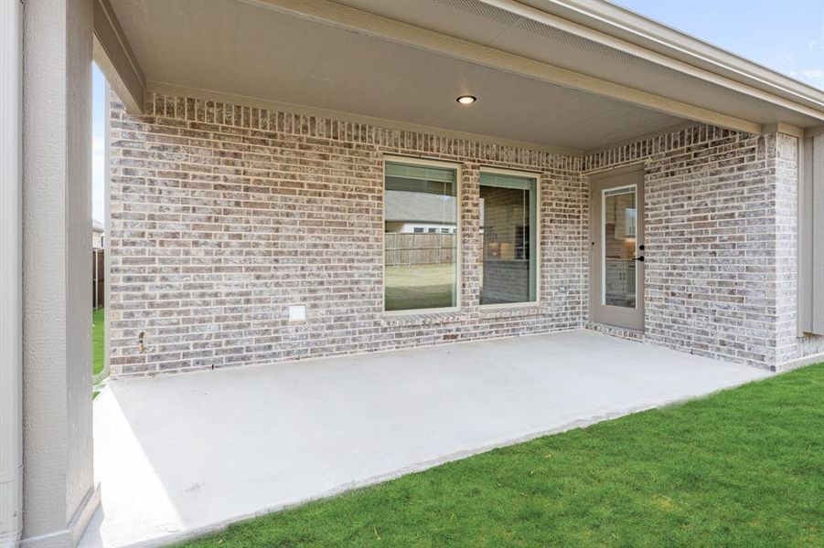 Exterior details and patio area of a home in Liberty, Melissa (Image 3).