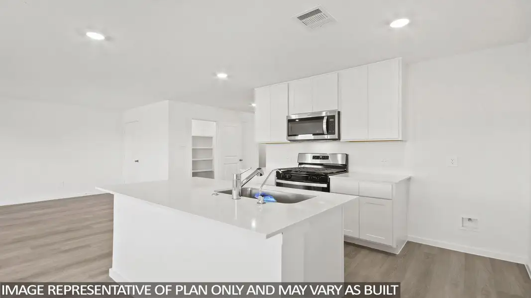 Furnished interior view inside a new home in Silverthorne, Conroe (Image 5).