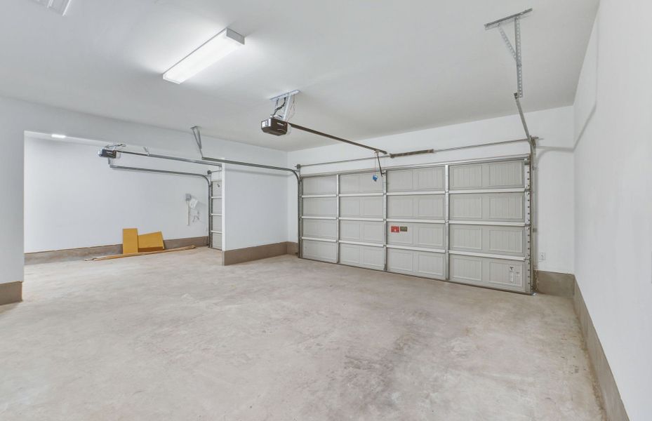 Spacious, unfurnished interior of a new home in Saddleback at Santa Rita Ranch, Liberty Hill (Image 18).