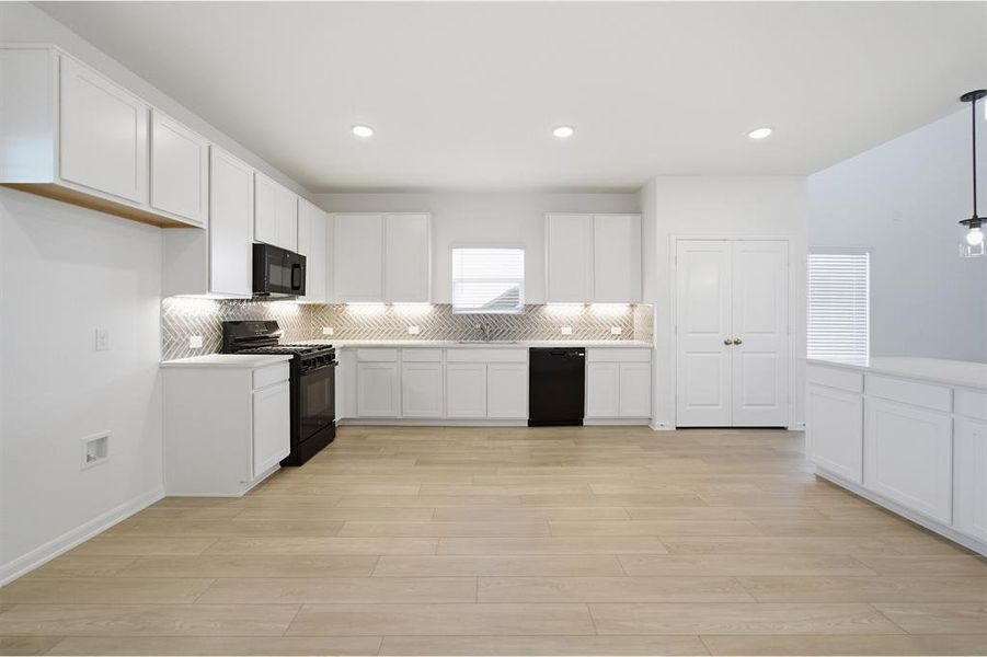 Furnished interior view inside a new home in Saddlebrook Estates, Waxahachie (Image 8). Furnished interior view inside a new home in Saddlebrook Estates, Waxahachie (Image 8).