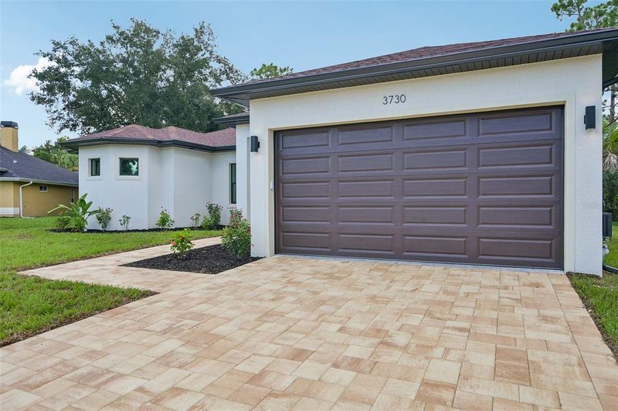 Exterior details and patio area of a home in , North Port (Image 18).