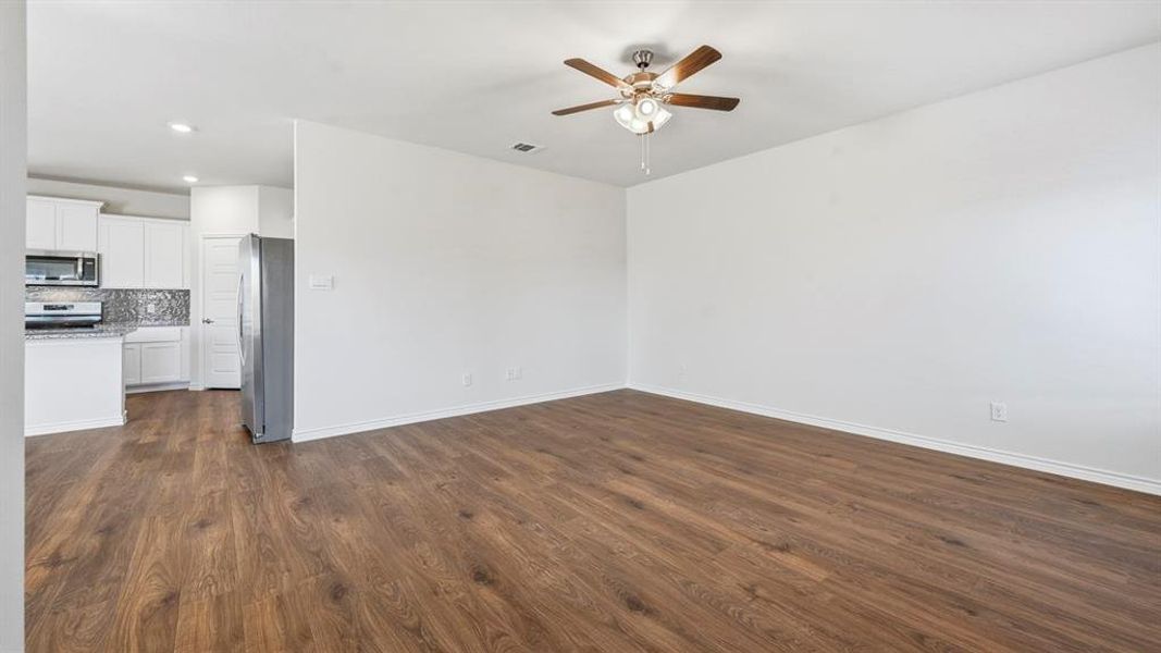 Spacious, unfurnished interior of a new home in Silverado, Aubrey (Image 24).