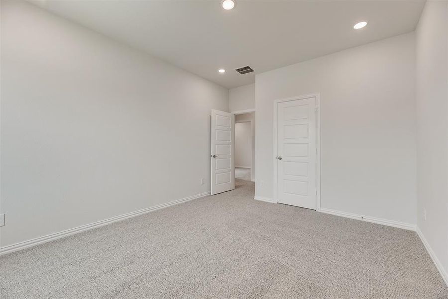 Spacious, unfurnished interior of a new home in Villages of Hurricane Creek, Anna (Image 26).