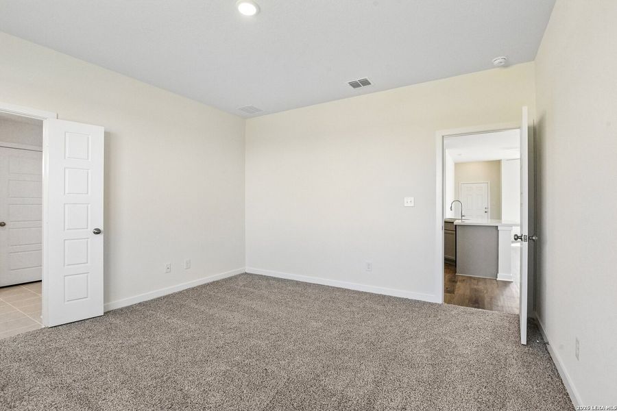 Spacious, unfurnished interior of a new home in Arroyo Ranch, Seguin (Image 38).