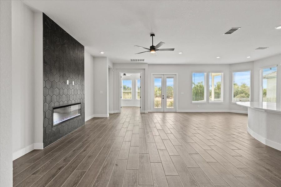Spacious, unfurnished interior of a new home in Village at Three Oaks, Seguin (Image 21).