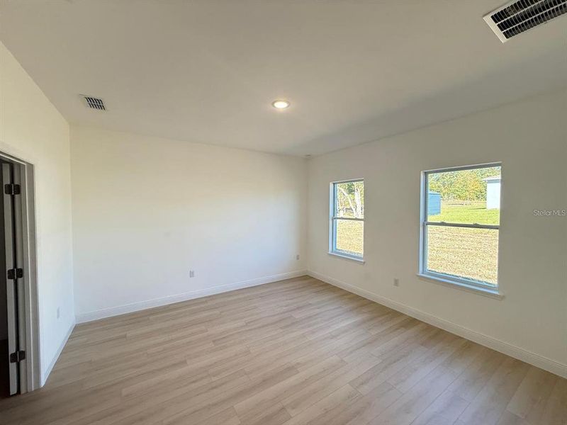 Spacious, unfurnished interior of a new home in , Ocala (Image 12).