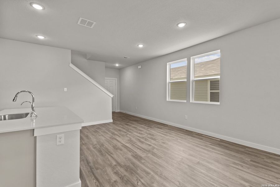 Spacious, unfurnished interior of a new home in Hacienda, San Antonio (Image 14).