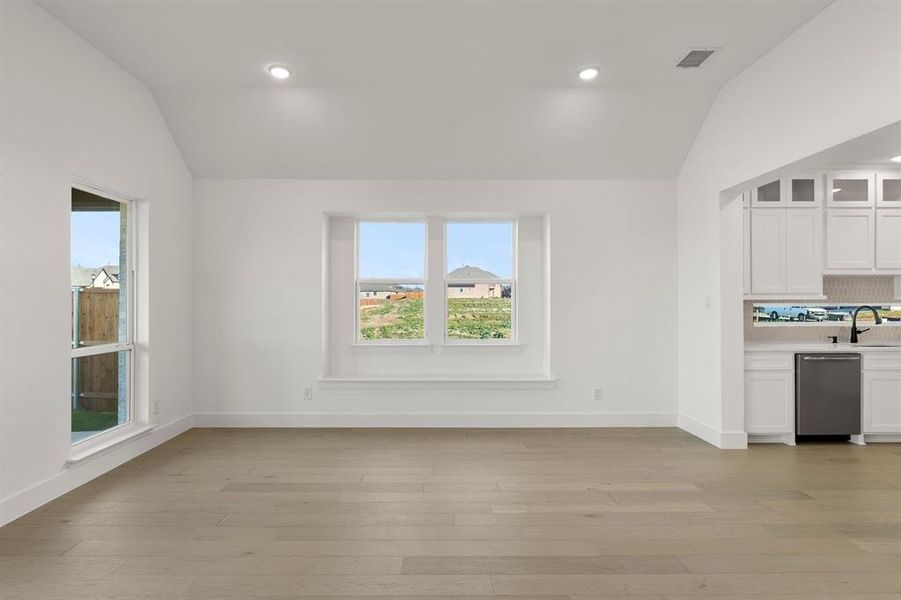 Spacious, unfurnished interior of a new home in Edgewood Creek, Celina (Image 25).