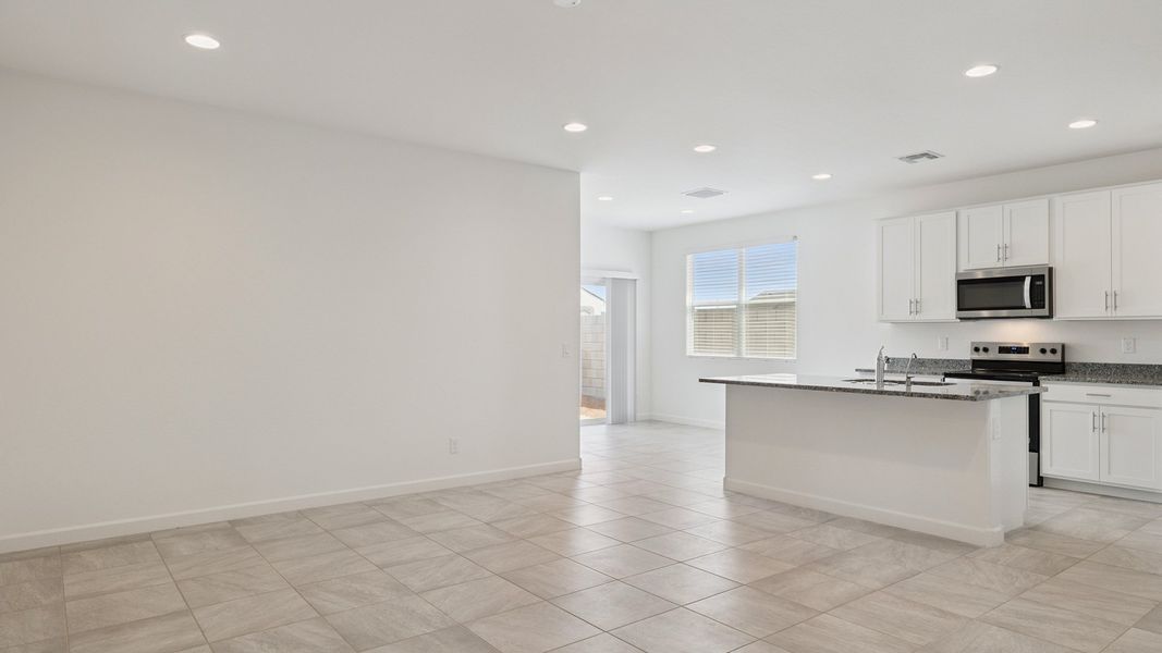 Spacious, unfurnished interior of a new home in Quail Ranch, San Tan Valley (Image 16).