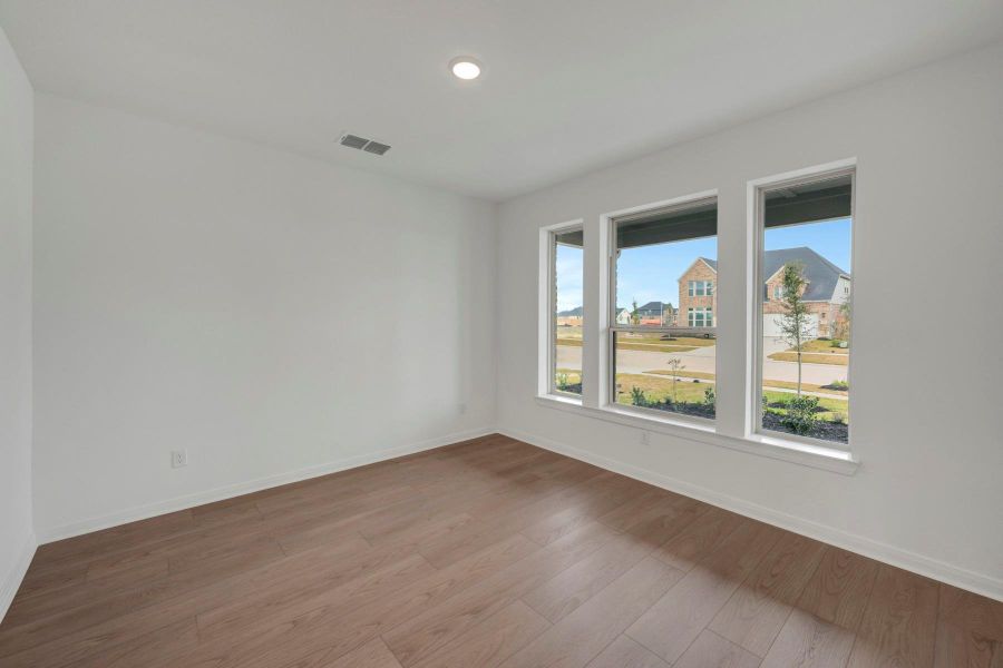 Spacious, unfurnished interior of a new home in Beacon Point at Lago Mar 50’ Homesites, Texas City (Image 31).