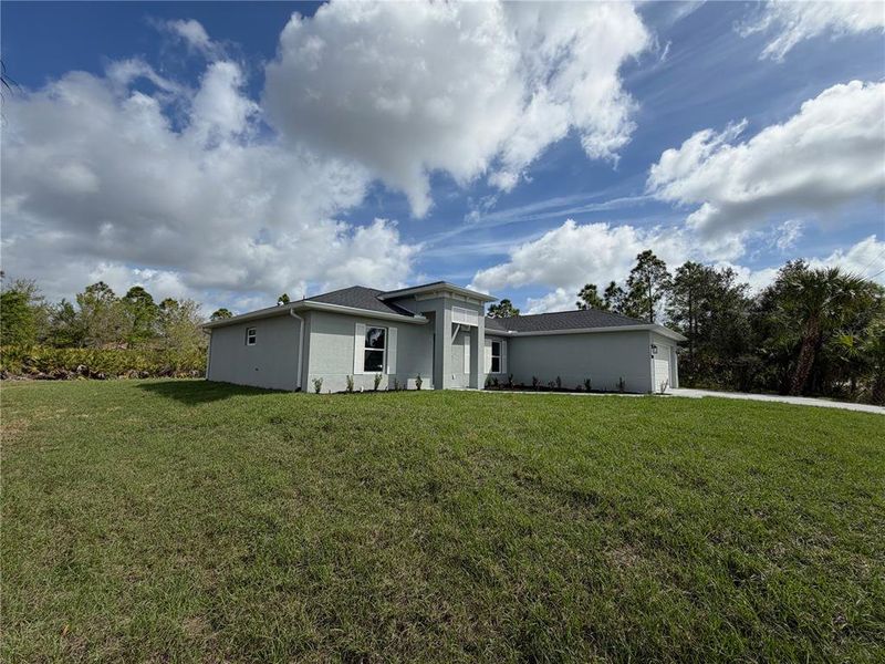 Exterior details and patio area of a home in , North Port (Image 3).