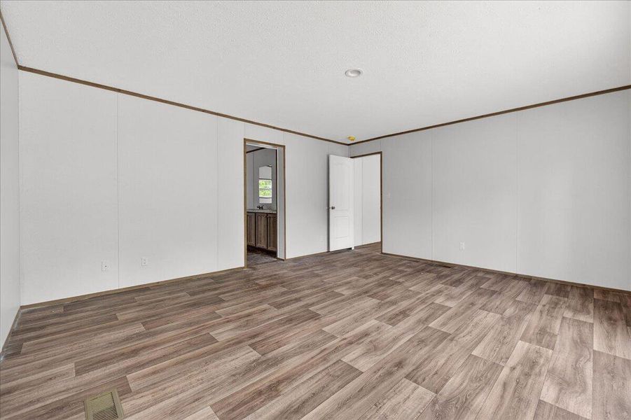 Spacious, unfurnished interior of a new home in , Walterboro (Image 23).