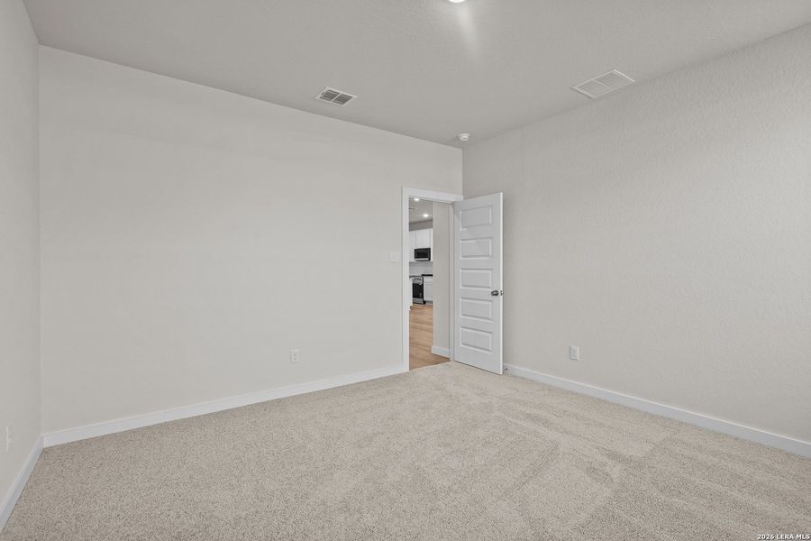 Spacious, unfurnished interior of a new home in Hiddenbrooke, Seguin (Image 26).