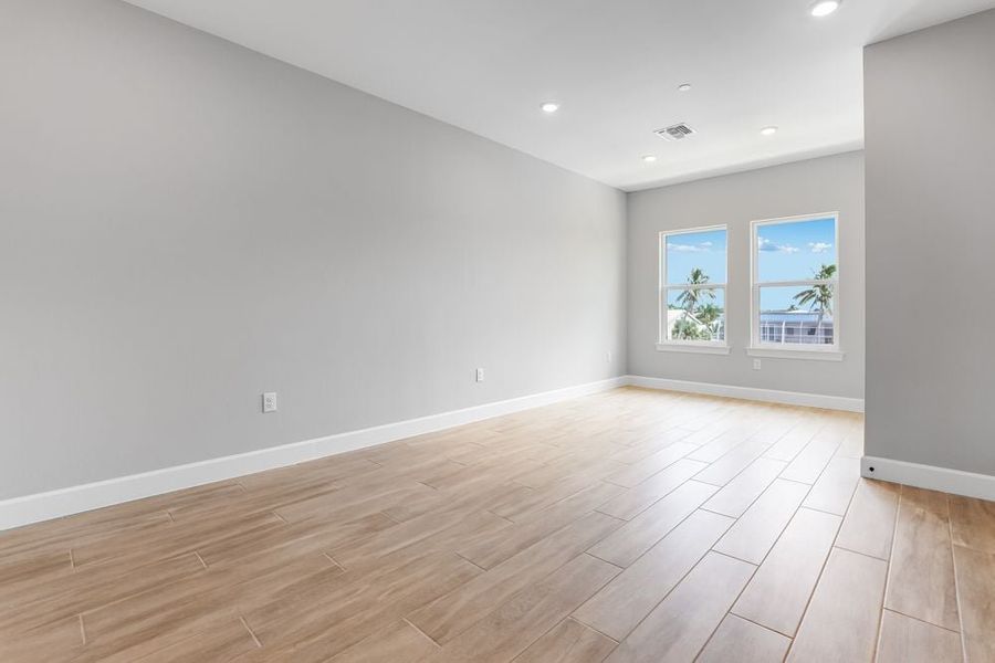 Spacious, unfurnished interior of a new home in Seahaven, Punta Gorda (Image 12).