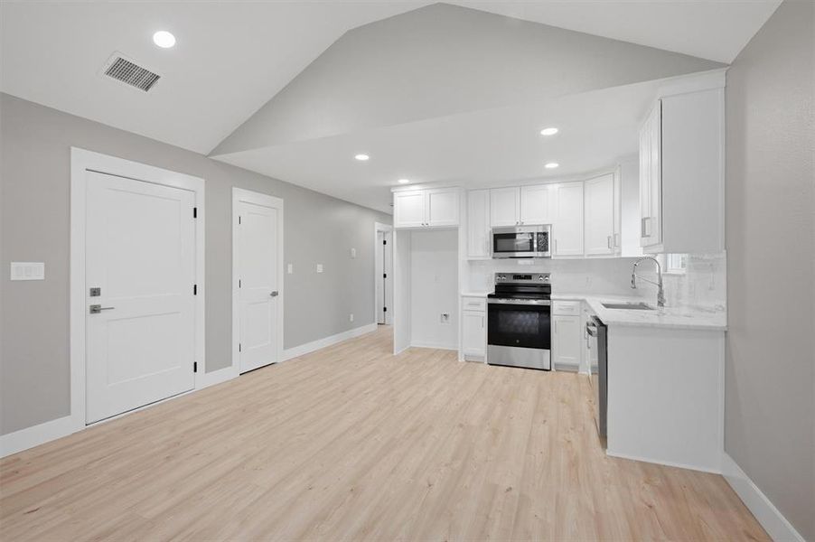 Spacious, unfurnished interior of a new home in , Sherman (Image 15).