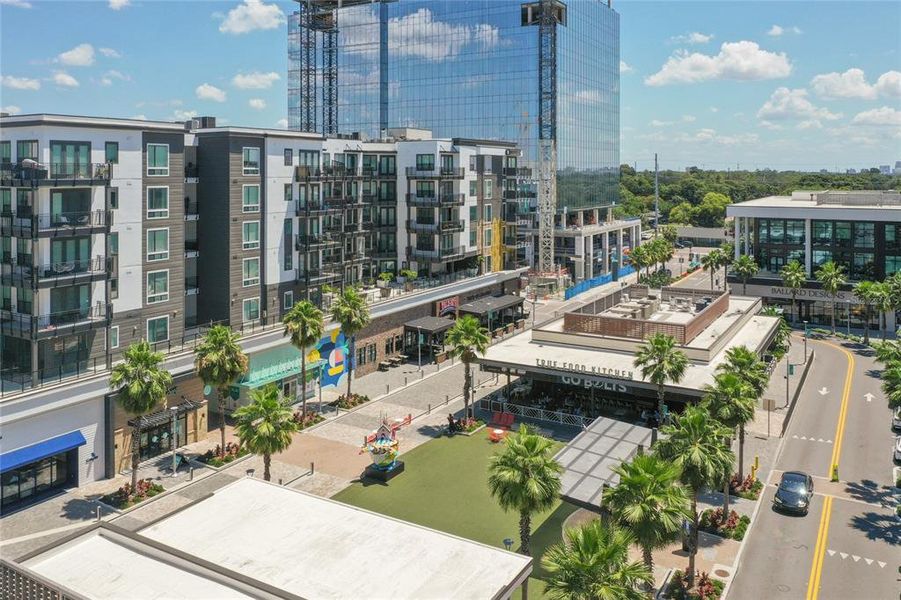 Condo located in Tampa, FL showcasing its design and architecture (Image 5).