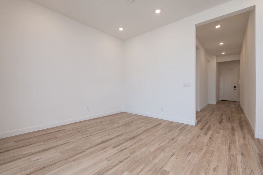 Spacious, unfurnished interior of a new home in Terraza, San Tan Valley (Image 8).