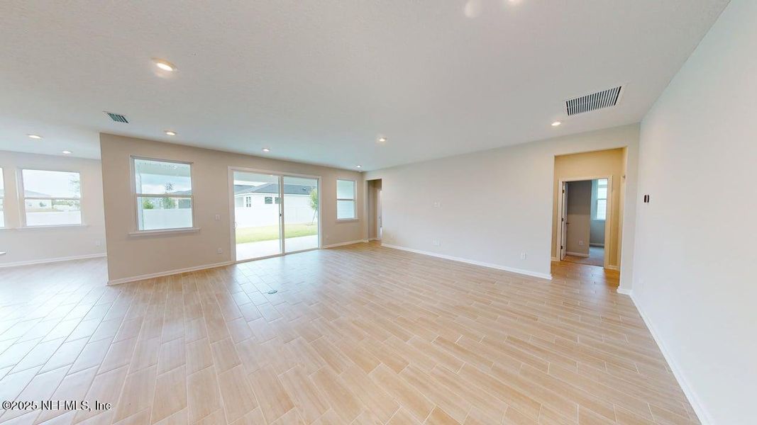 Spacious, unfurnished interior of a new home in Lakes at Bella Lago, Green Cove Springs (Image 13).