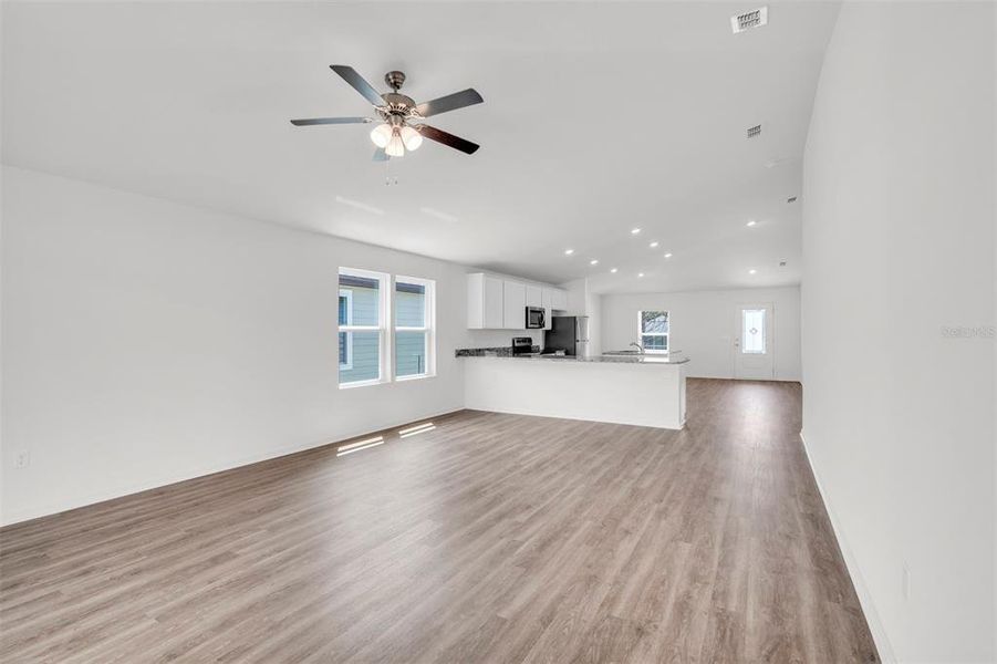 Spacious, unfurnished interior of a new home in , Ocala (Image 7).