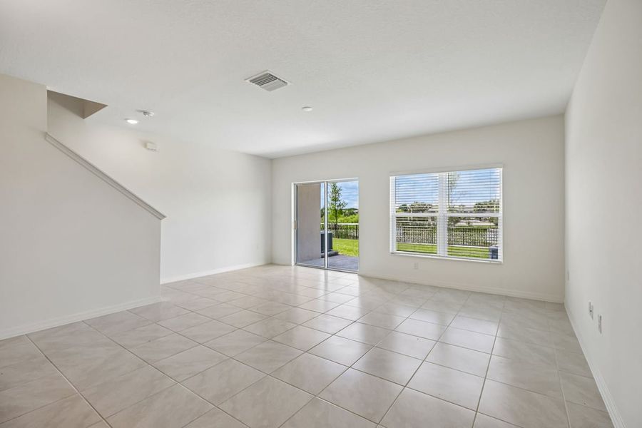 Spacious, unfurnished interior of a new home in Reserve at Forest Lake Townhomes, Lake Wales (Image 9).