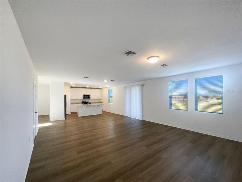 Spacious, unfurnished interior of a new home in Eden Hills, Lake Alfred (Image 11).