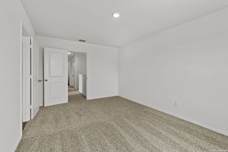 Spacious, unfurnished interior of a new home in Avenida, Converse (Image 25).