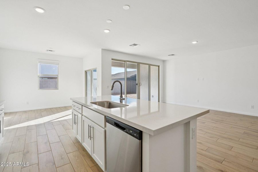 18-web-or-mls-W Mellen Ln-S0512-016