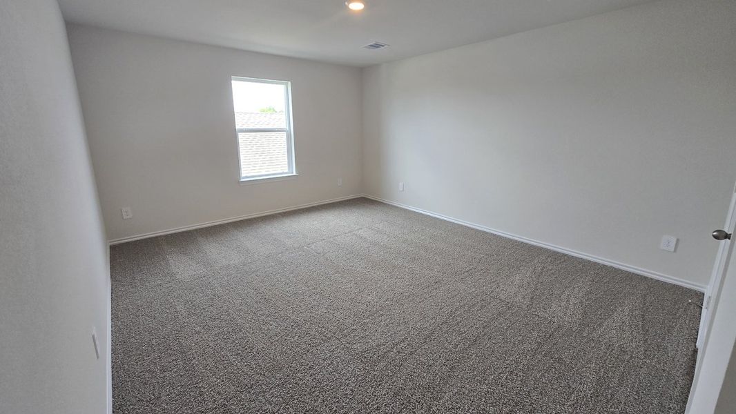 Spacious, unfurnished interior of a new home in Creekside Ranch, Blue Ridge (Image 8).