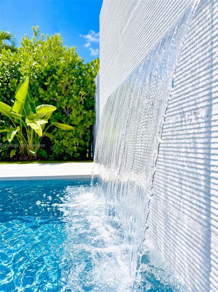 Condo located in Miami, FL showcasing its design and architecture (Image 3).