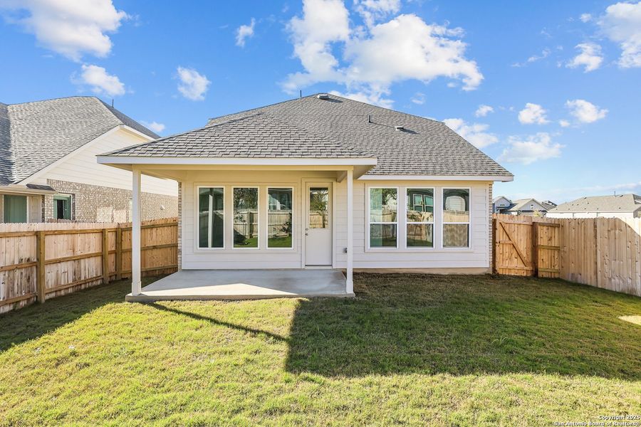 Exterior details and patio area of a home in Davis Ranch, San Antonio (Image 3).