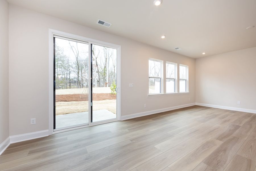 Spacious, unfurnished interior of a new home in Southbridge, Fort Mill (Image 32).