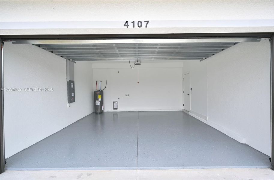 Spacious, unfurnished interior of a new home in , Lehigh Acres (Image 16).