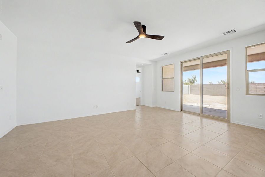 Spacious, unfurnished interior of a new home in Bella Vista Farms, San Tan Valley (Image 7).