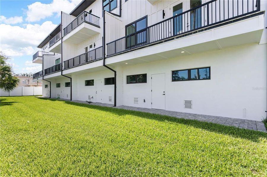 Exterior details and patio area of a home in , St. Petersburg (Image 22).
