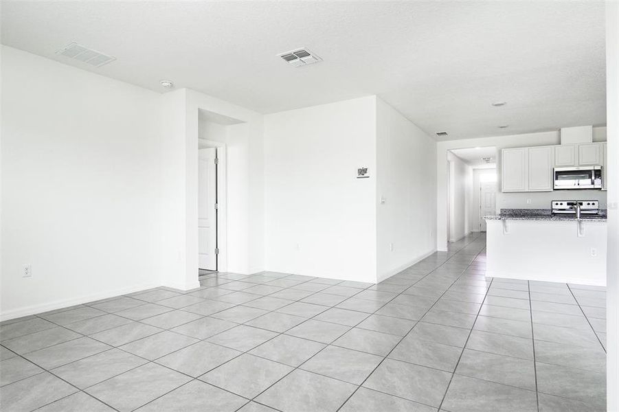 Spacious, unfurnished interior of a new home in , Zellwood (Image 18).