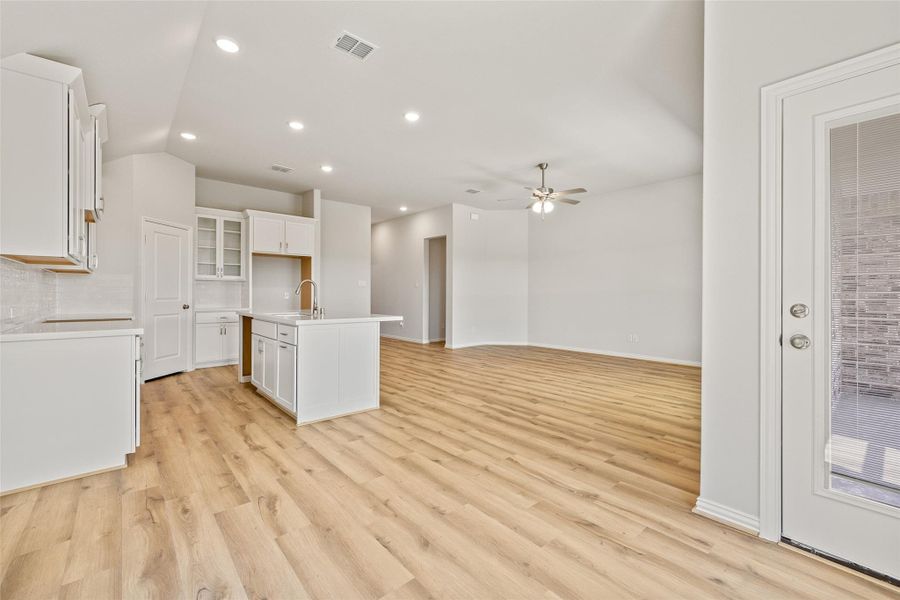 Spacious, unfurnished interior of a new home in River Ranch, Dayton (Image 32).