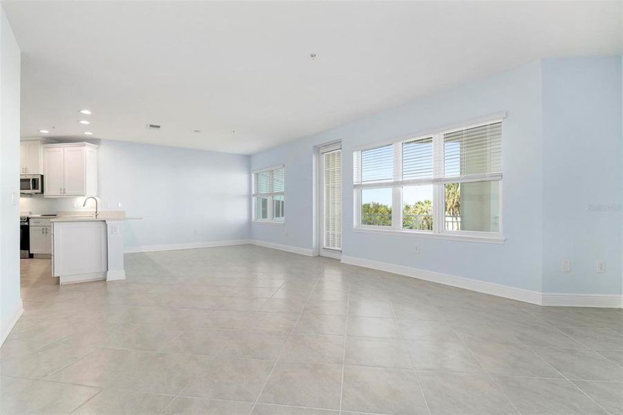 Spacious, unfurnished interior of a new home in , Bradenton (Image 26).