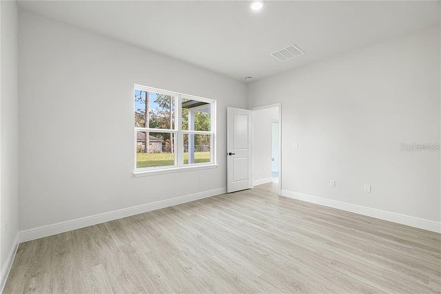 Spacious, unfurnished interior of a new home in , Citrus Springs (Image 17).
