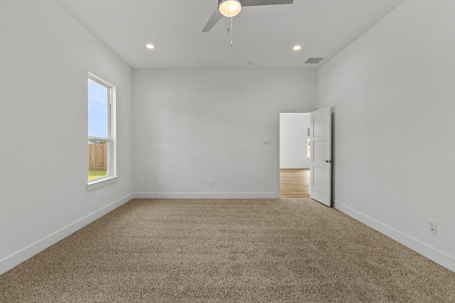 Spacious, unfurnished interior of a new home in Silverthorne, Conroe (Image 27).