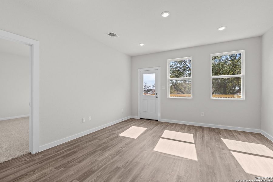 Spacious, unfurnished interior of a new home in Hacienda, San Antonio (Image 17).