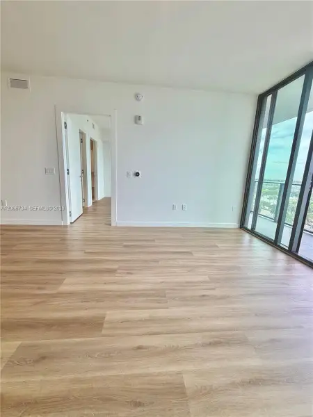 Spacious, unfurnished interior of a new home in , Hallandale Beach (Image 9).