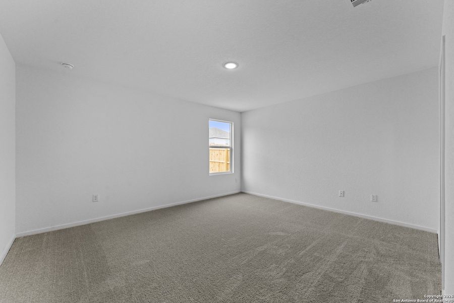 Spacious, unfurnished interior of a new home in Voss Farms, New Braunfels (Image 17).