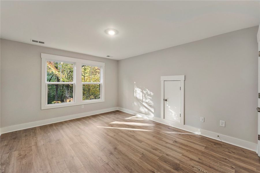 Spacious, unfurnished interior of a new home in Cross Creek Plantation, Seneca (Image 21).