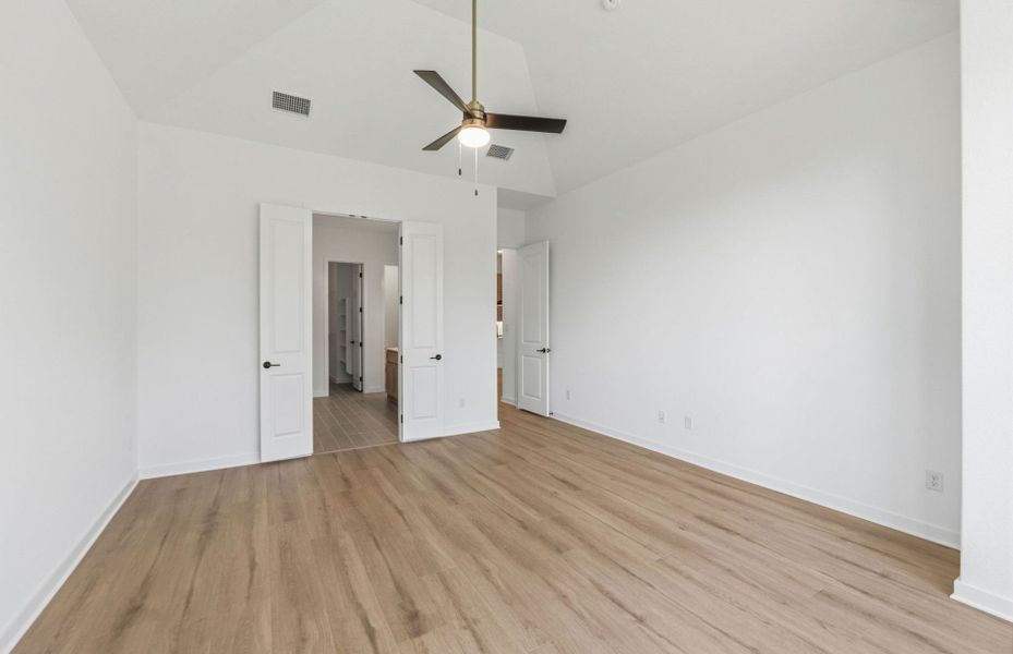 Spacious, unfurnished interior of a new home in 6 Creeks, Kyle (Image 40).