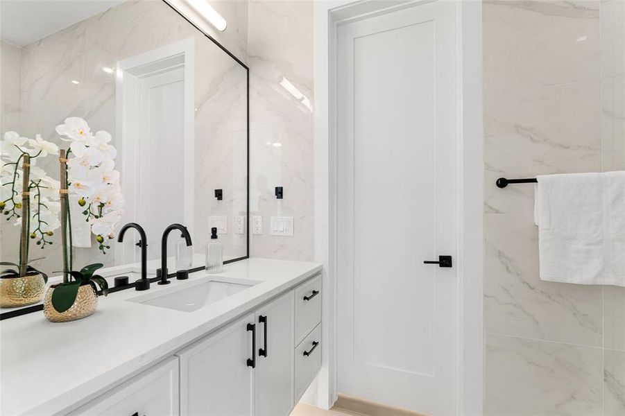 Furnished interior view inside a new home in , Dallas (Image 29). Furnished interior view inside a new home in , Dallas (Image 29).